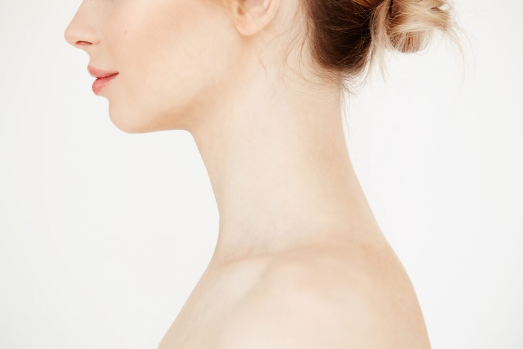 Liposuccion des joues 36 close up profile nude beautiful girl with clean healthy skin smiling spa cosmetology beauty concept