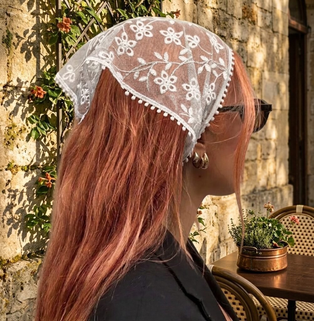 fille qui porte un foulard dentelle sur ces cheveux